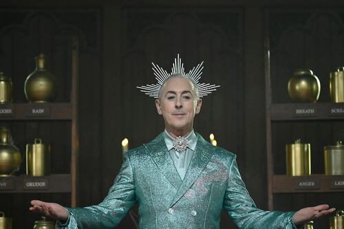 Alan Cumming se sorprende con la repercusión de ‘The Traitors’ en Latinoamérica