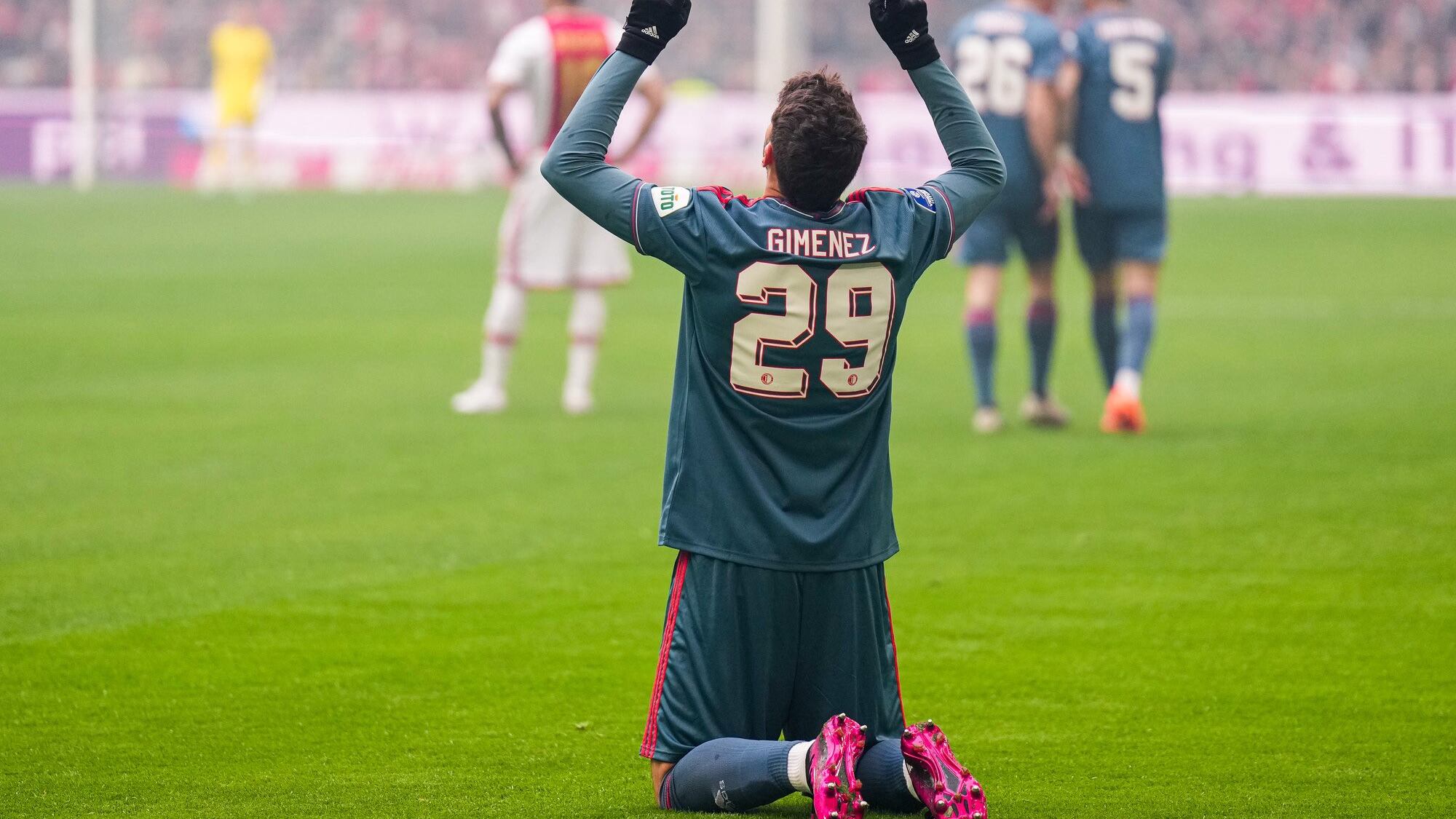 Giménez llega a tres partidos consecutivos anotando I @Feyenoord