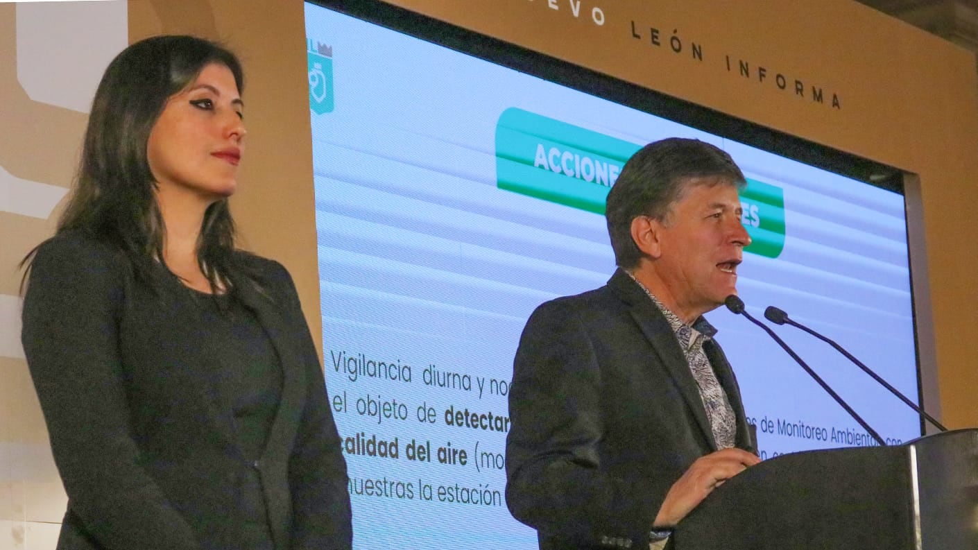 Armandina Valdez, directora de la Agencia de la Calidad del Aire y Alfonso Martínez, secretario de Medio Ambiente.