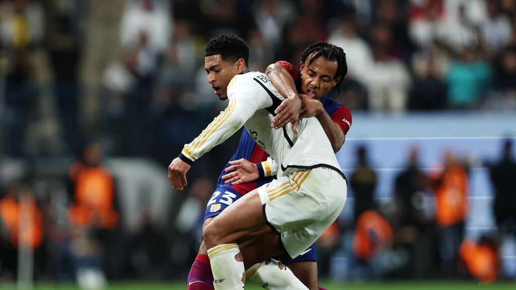 Jude Bellingham y Jules Koundé disputando un balón.