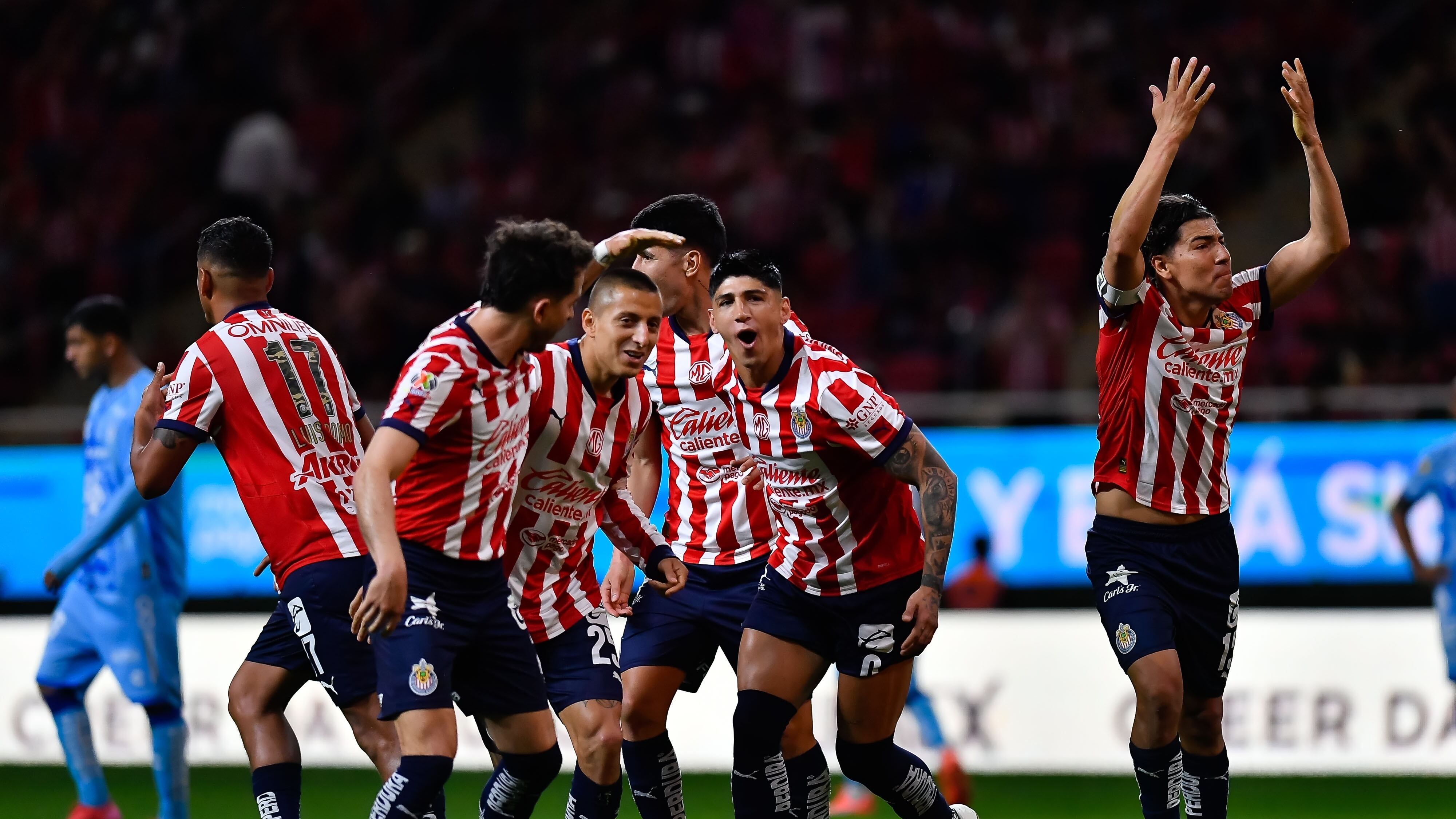 Chivas vence a Pachuca 2-1