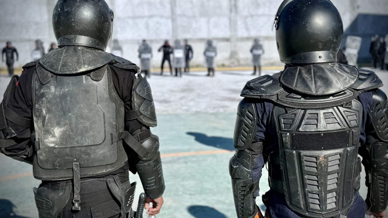 Los especialistas colombianos imparten diferentes tácticas a los uniformados de Guadalupe.