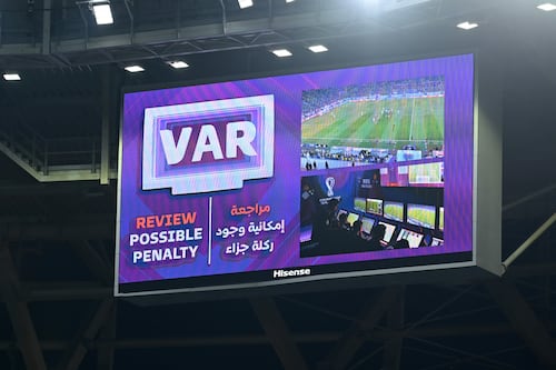 FIFA aprueba que los técnicos soliciten que se revisen jugadas en el VAR