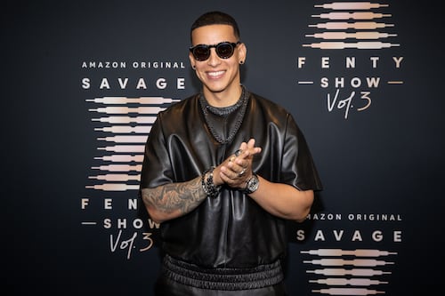 ¡Muertos de risa!: Daddy Yankee y Sech publican video tras cámaras de la producción del clip oficial del tema “Para Siempre”