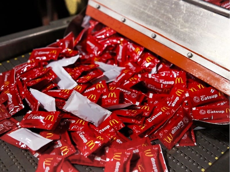 Colaborador participa en procesos de control y manejo de insumos dentro de la cadena de suministro de McDonald’s México.
