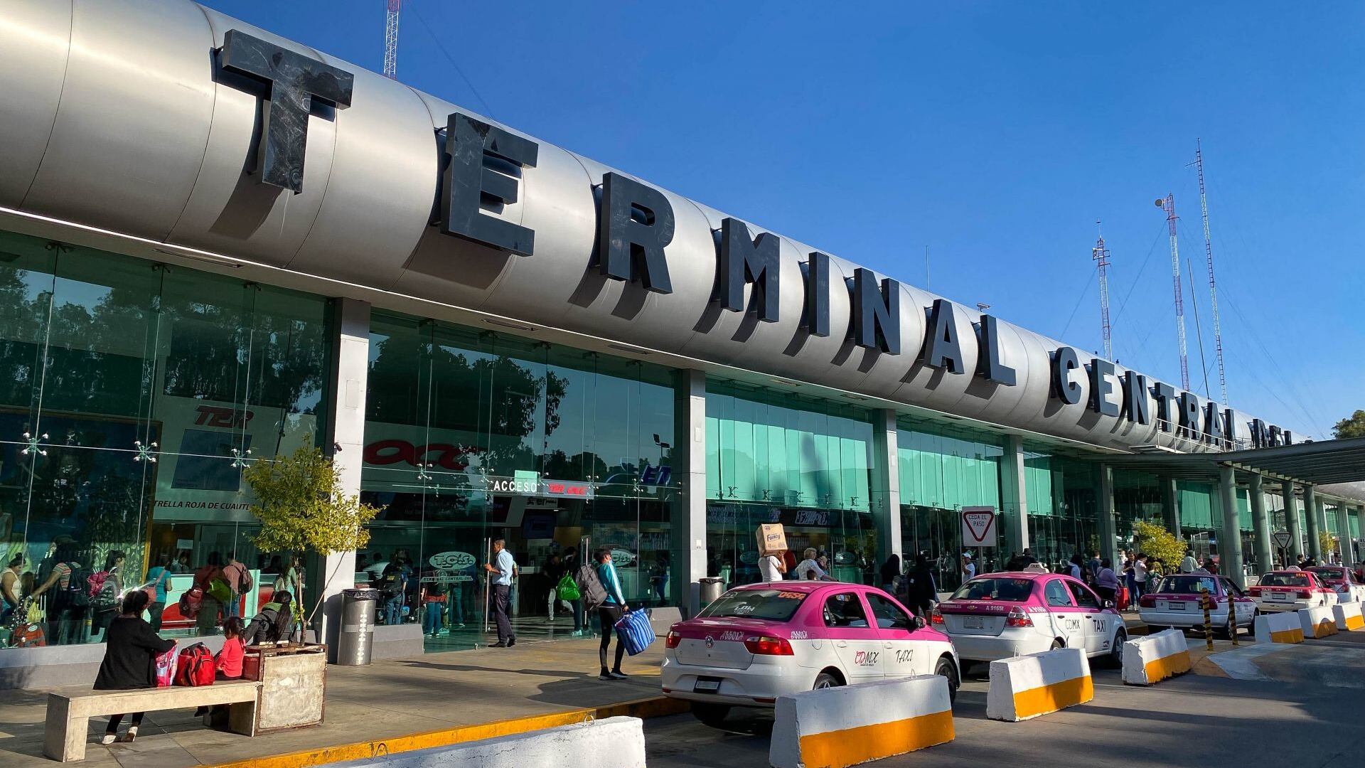 Una balacera en la Central de Autobuses del Sur habría dejado al menos dos muertos y un herido.
