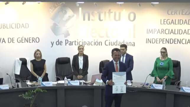 Pablo Lemus recibe constancia que lo acredita como gobernador electo de Jalisco. Foto: Cortesía.