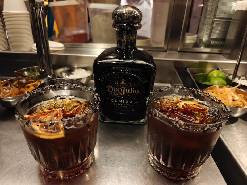 En la Roma Norte, la taquería distinguida por la Guía Michelin presenta un menú exclusivo donde el trompo negro fuego y la Paloma Negra se fusionan con la sofisticación del tequila más distintivo de la casa Don Julio