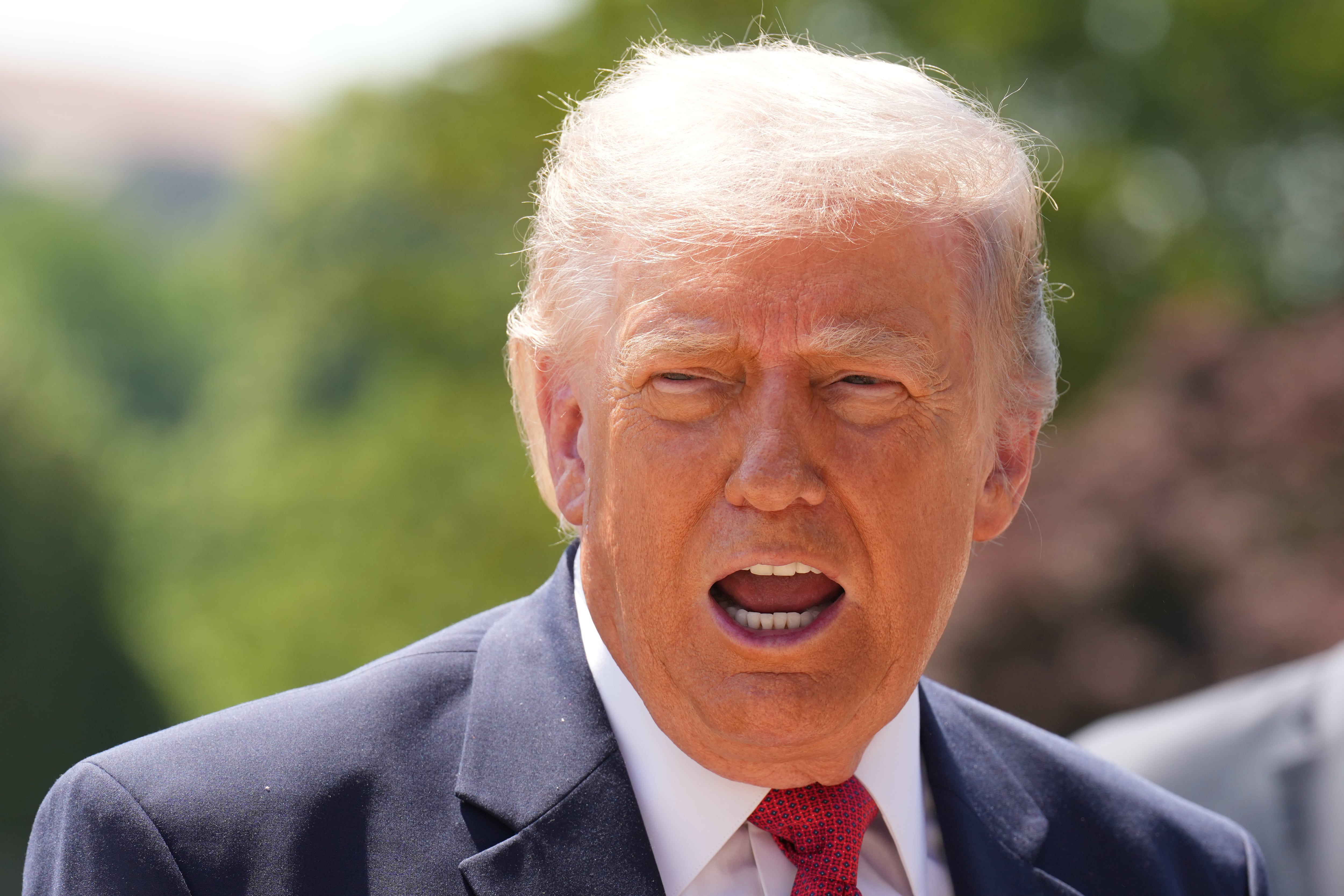 ¿Trump va por el dinero de los migrantes? La nueva lupa sobre cuentas bancarias en EE. UU.
