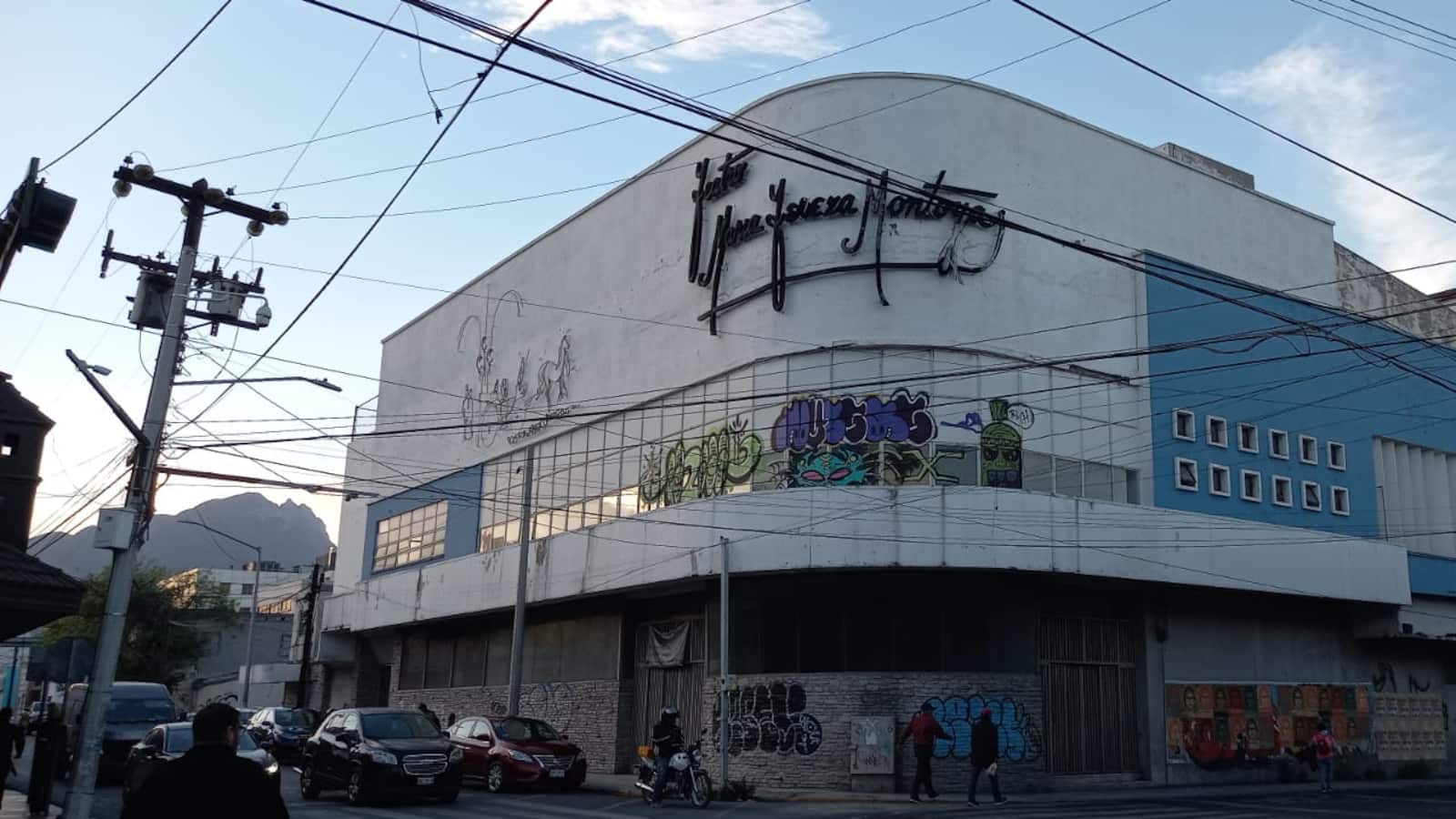 Todavía a principios del 2000 el Teatro Montoya ofrecía espectáculos infantiles, pero lo peligroso de la zona acabó con el espectáculo.