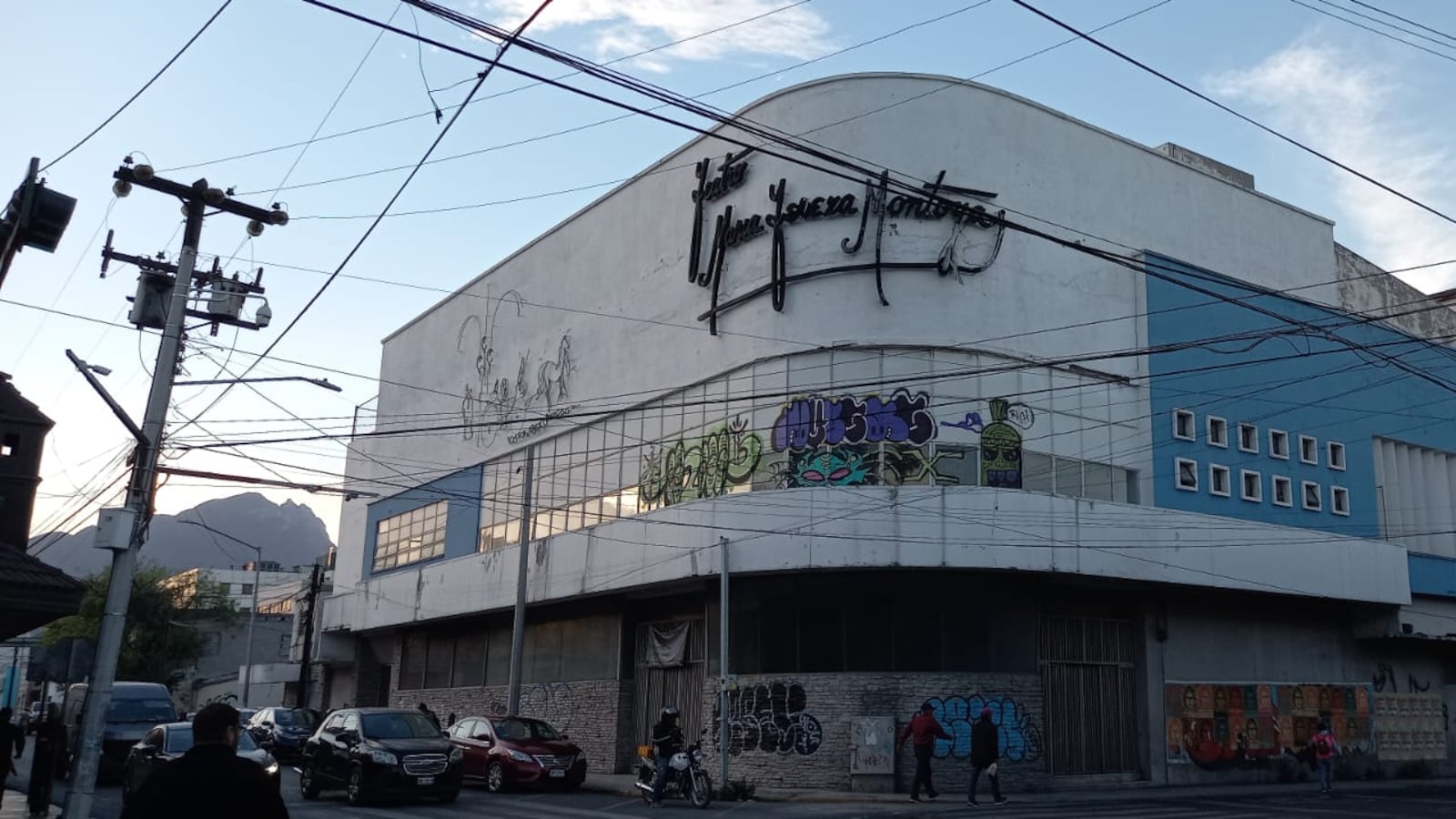 Todavía a principios del 2000 el Teatro Montoya ofrecía espectáculos infantiles, pero lo peligroso de la zona acabó con el espectáculo.