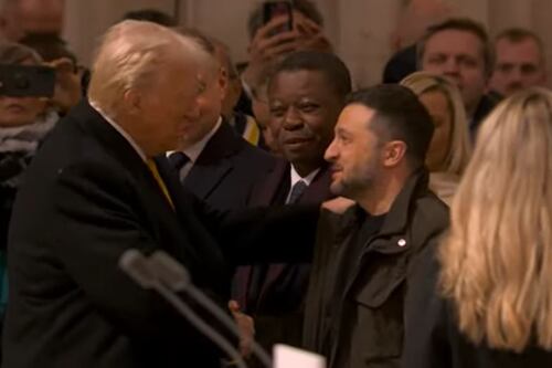 ¡Se voltean los papeles! Trump llama “dictador” a Zelensky y busca alianza con Rusia