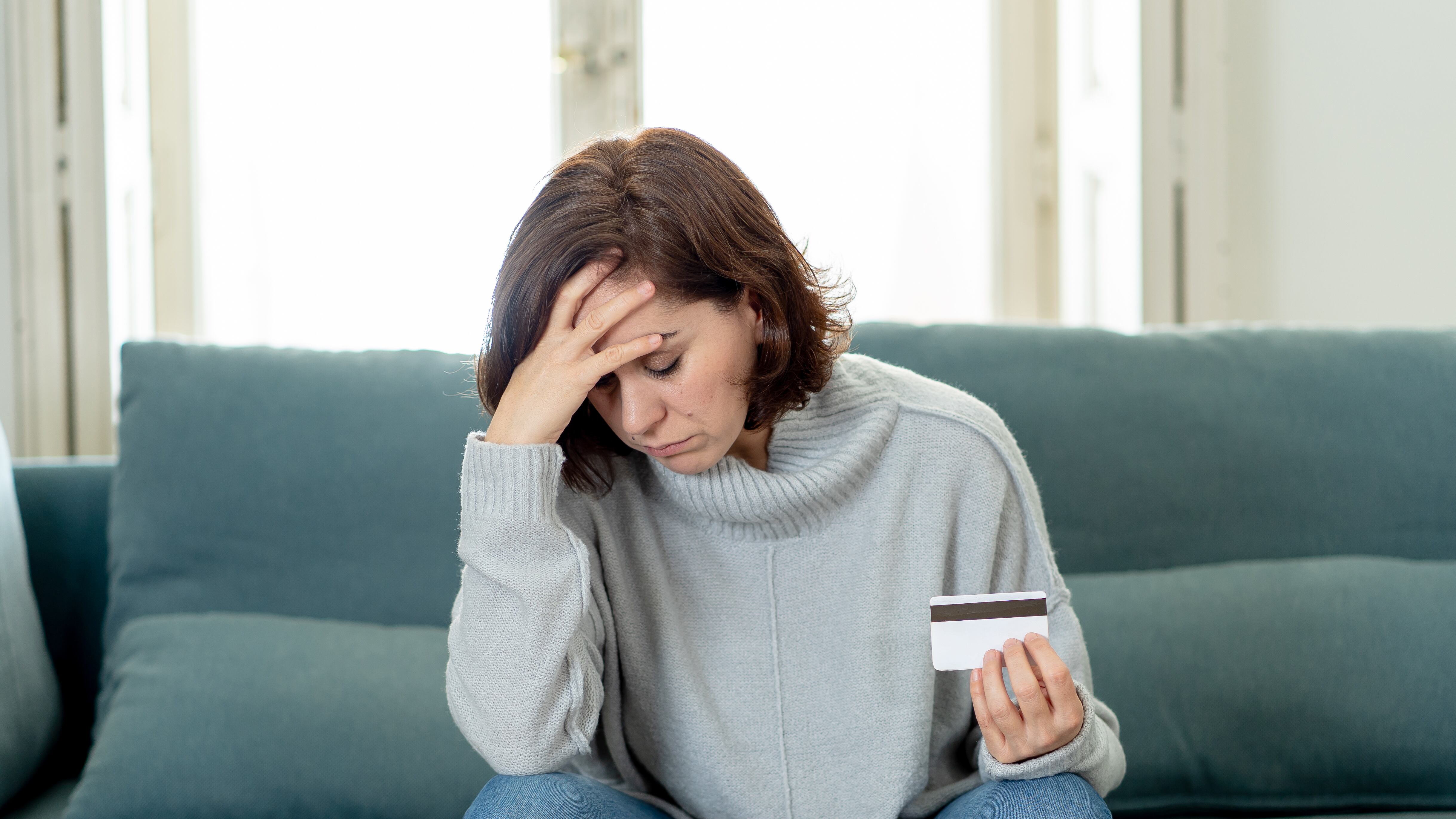 La inflación y el alza récord en la tasa de interés del Banxico detonaron el problema y las instituciones financieras no reducirán los cobros hasta que banco central lo haga.