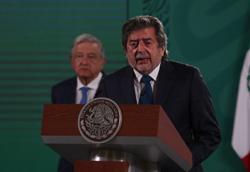 CIUDAD DE MÉXICO, 08JUNIO2021.- Andrés Manuel López Obrador, presidente de México  acompañado de Marcelo Ebrard Casaubon, secretario de Relaciones Exteriores; Jean-Pierre Asvazadourian, embajador de Francia; Greeme C. Clark, embajador de Canadá; Rogelio Jiménez Pons, director general del Fondo Nacional de Fomento al Turismo (Fonatur); María Teresita Ramos Gómez, directora general en Méxicodel Alstom Transport; Sandra Palacios Ríos, directora comercial de Bombardier y Transportation; Thierry Best, director comercial de Alstom Transport, durante conferencia de prensa matutina en Palacio Nacional donde se realizó firma de convenio para la compra de convoyes para la construcción  del Tren Maya.