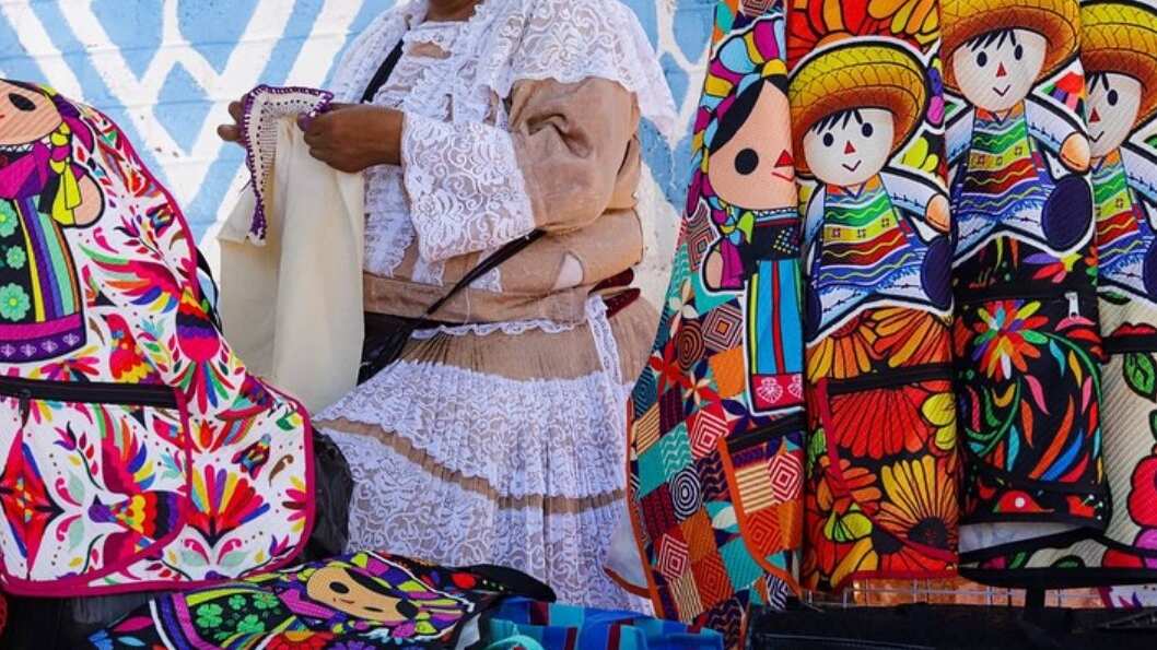 Grupo de artesanos inscritos al Mercado Artesanal, prefiere vender en vía pública.