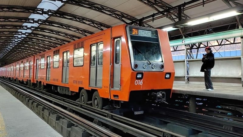 ¿Qué pasa en el Metro CDMX hoy? Quejas por trenes detenidos, pero sin fallas oficiales
