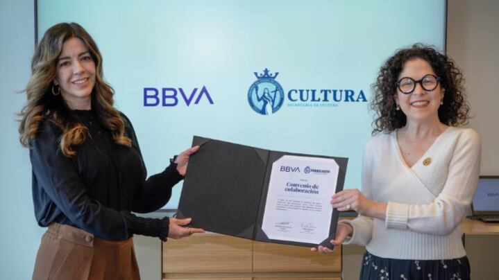 Firma de alianza entre Alejandra Santamaría Vázquez, directora de Marketing Intelligence y Fomento Cultural de BBVA México, y Lizeth Galván Cortés, secretaria de Cultura de Guanajuato, en el marco del Festival Internacional Cervantino.