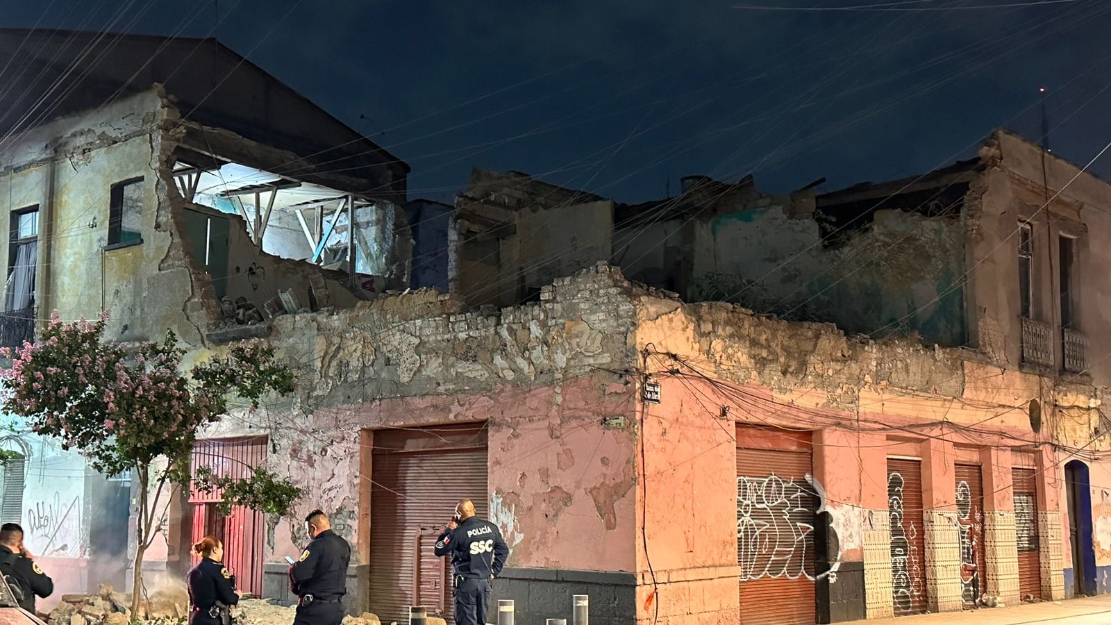 Edificio se derrumba en la colonia Guerrero por daños tras sismo