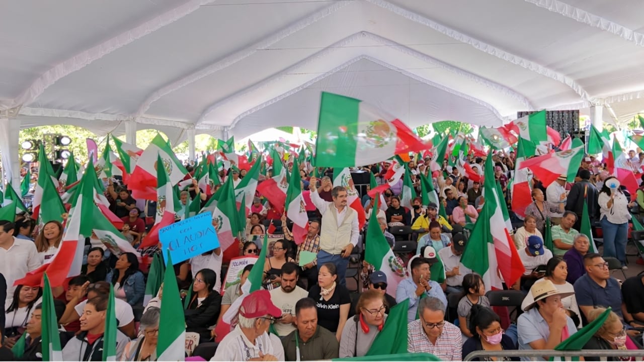 Simpatizantes de Sheinbaum llenan Plaza Fundadores