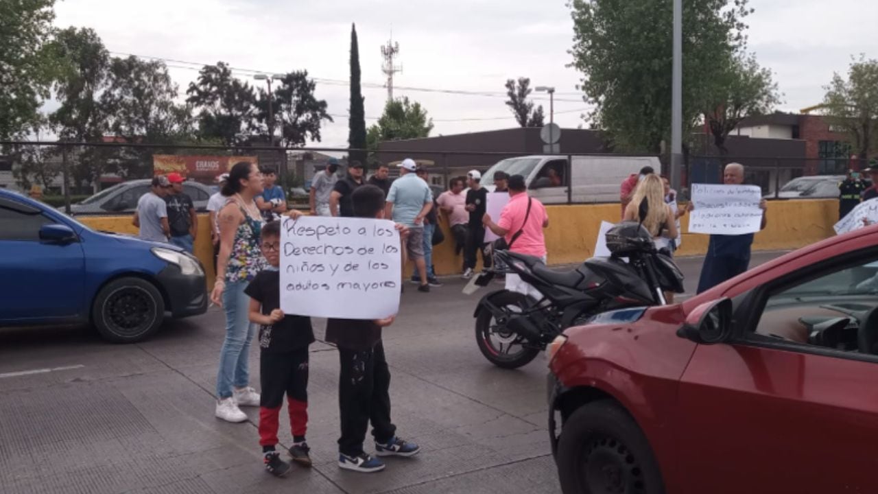 Presunto secuestro de familia provoca bloqueos en la Terminal 1 AICM