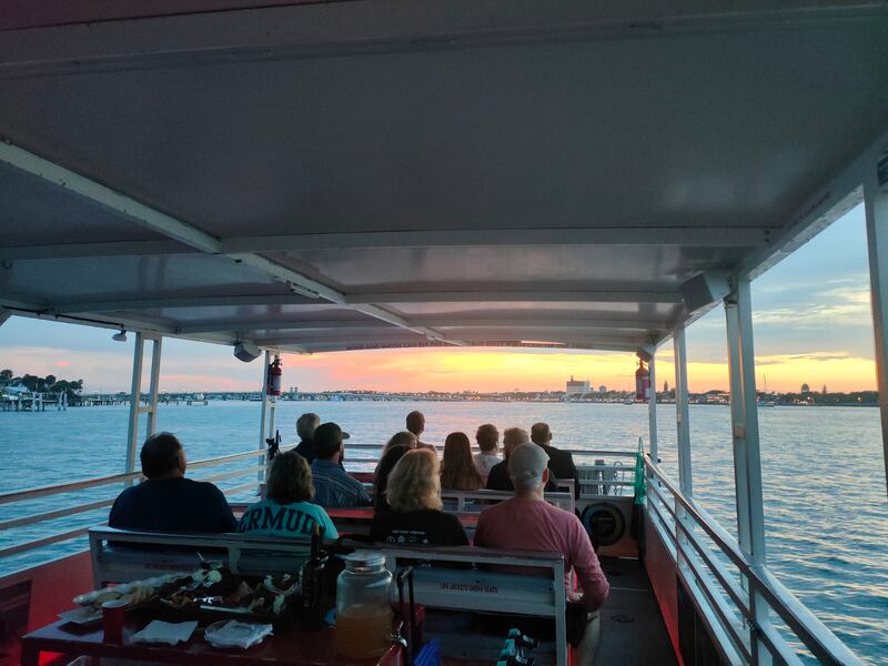 Explora la mágica St. Augustine. A solo dos horas de Orlando, esta histórica ciudad costera ofrece rica historia, calles adoquinadas, arquitectura colonial y deliciosa gastronomía