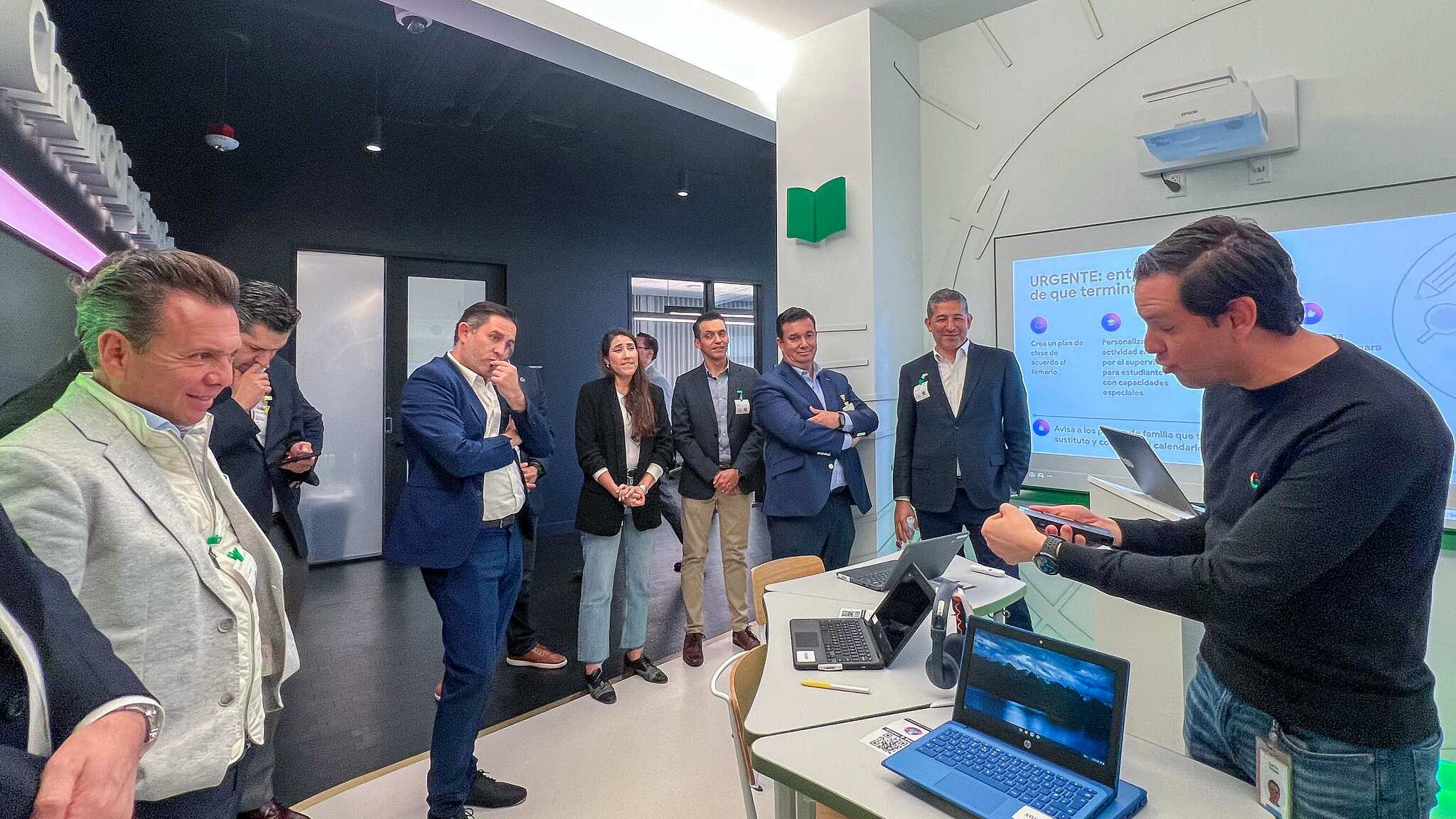 Como parte de la gira en el “Silicon Valley” en California, que fue la pasada por parte del gobernador electo de Jalisco, Pablo Lemus, culminó con un acuerdo con la empresa Google para equipar 7 mil 200 escuelas de la entidad con paquetes tecnológicos.