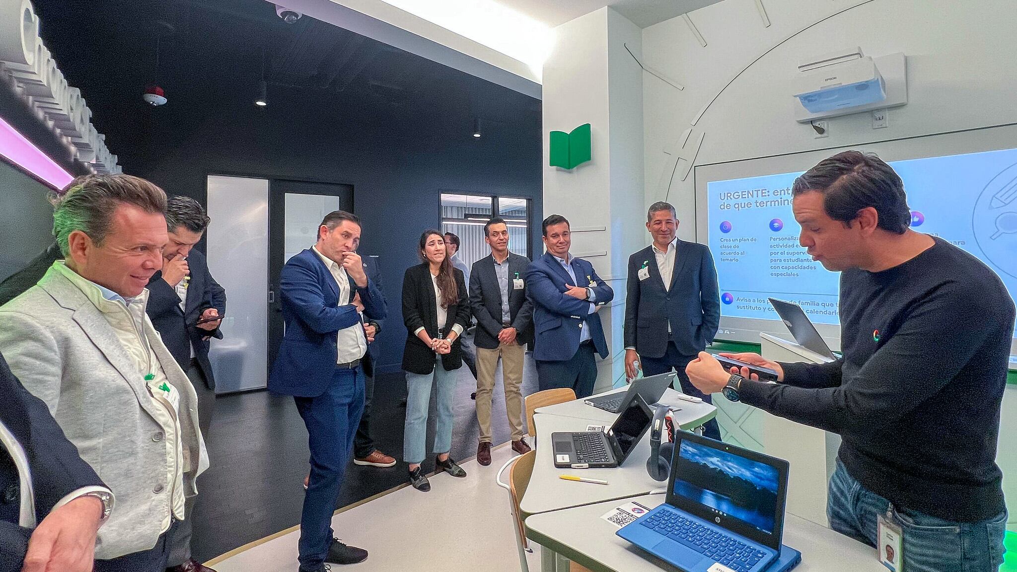 Como parte de la gira en el “Silicon Valley” en California, que fue la pasada por parte del gobernador electo de Jalisco, Pablo Lemus, culminó con un acuerdo con la empresa Google para equipar 7 mil 200 escuelas de la entidad con paquetes tecnológicos.