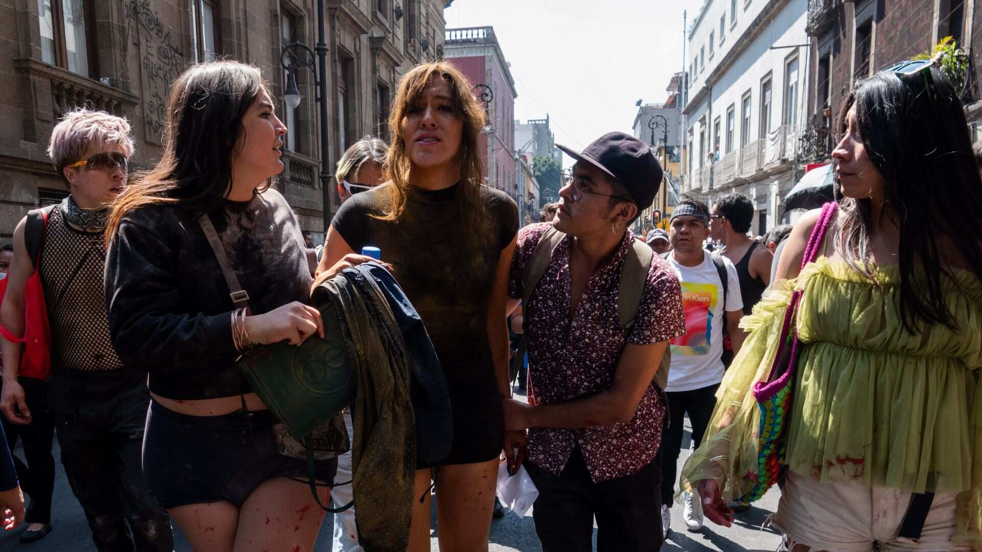 Una de las integrantes del colectivo VIHVELibre sale del Congreso Local denuncian haber recibido golpes por parte de los policías tras la protesta.