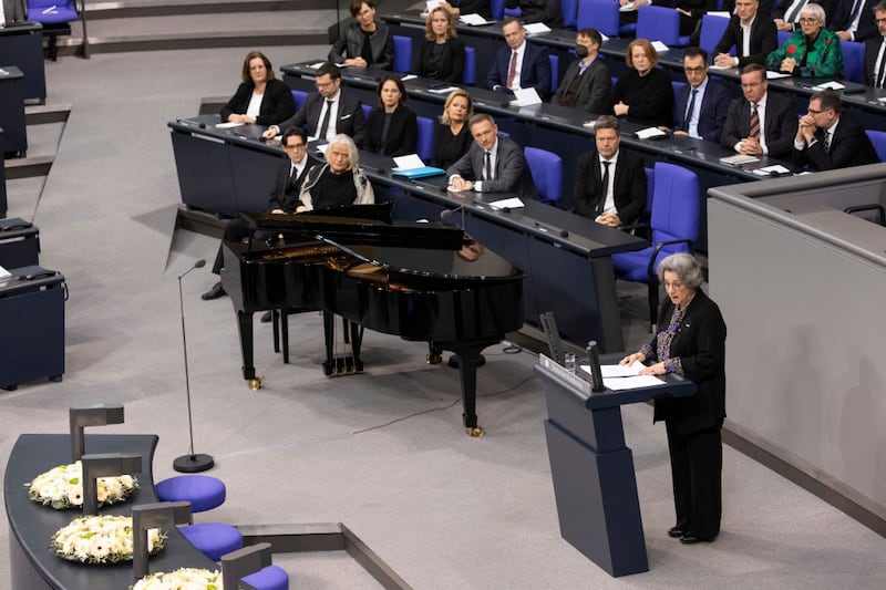 La superviviente del Holocausto, Rozette Kats, habló durante una sesión especial del Parlamento Alemán en conmemoración de las víctimas judías en 1945