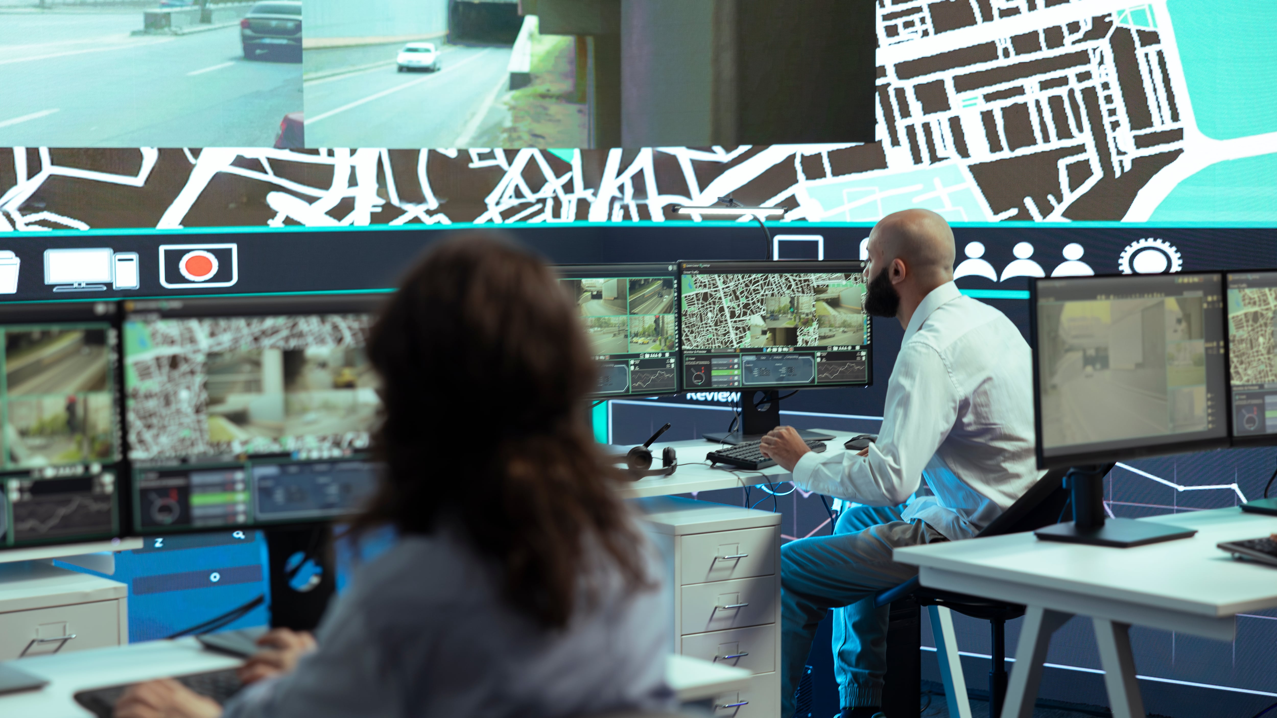 Es importante entender el papel de la tecnología en la protección de personas, propiedades y lugares. Foto: Freepik.