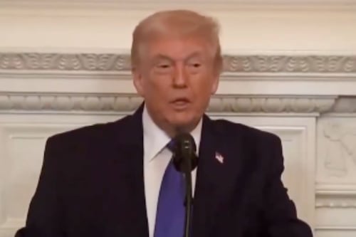 Trump abre la puerta a acción militar contra Irán: “Lo estoy considerando”