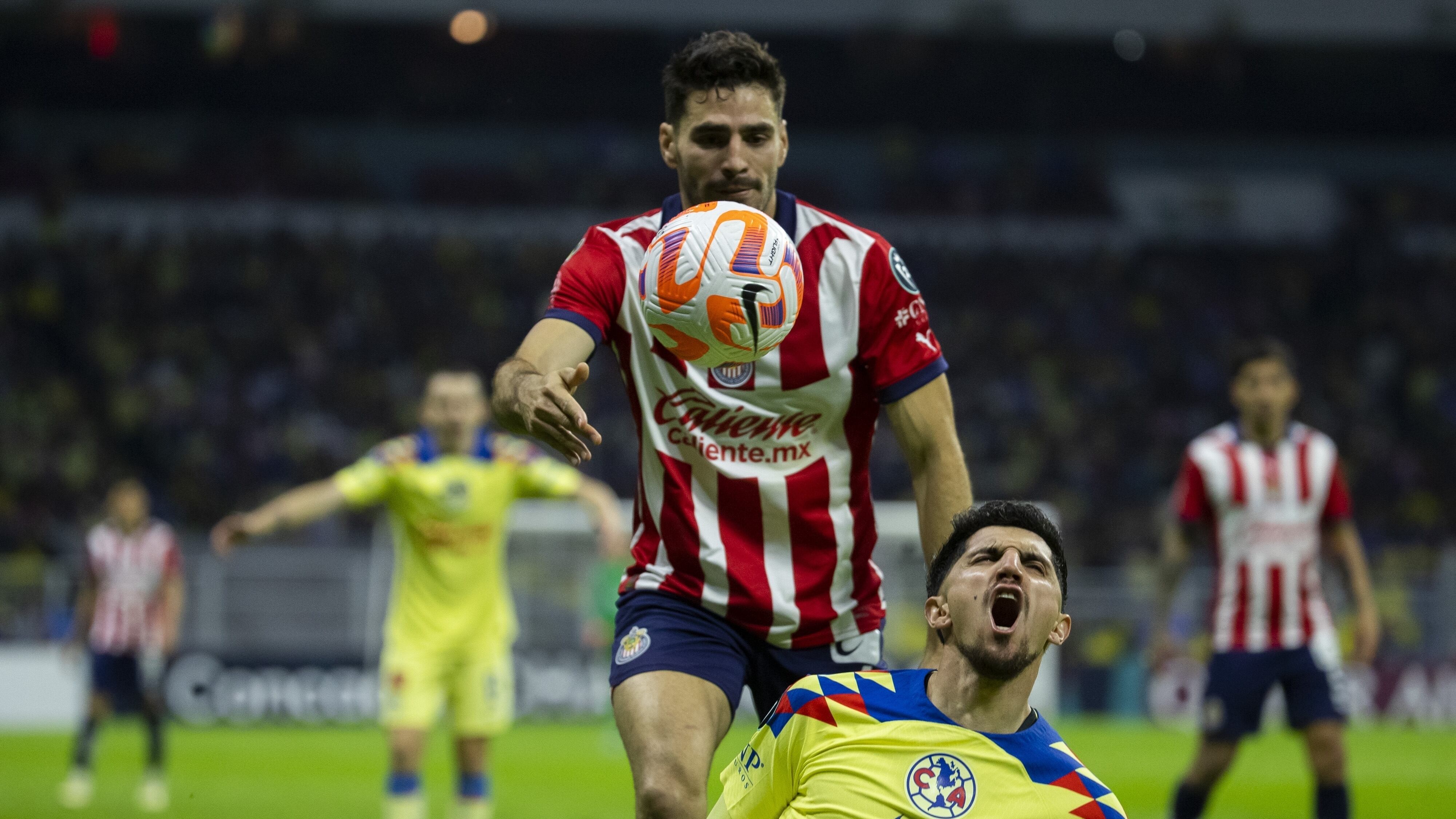 Pollo Briseño no fue expulsado pese a brutal rodillazo a Diego Valdés.