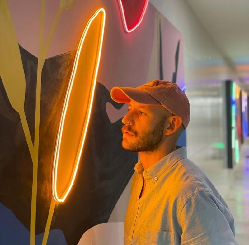 El artista mexicano Óscar Torres intervino tres botellas edición especial de Smirnoff No. 21 con ilustraciones inspiradas en figuras reales de la comunidad LGBTIQ+