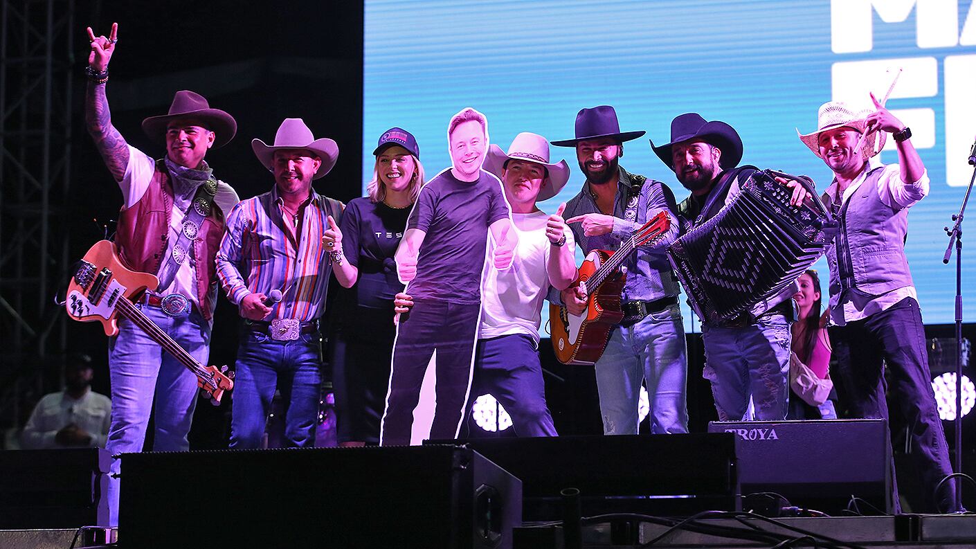 Samuel García y Mariana Rodríguez subieron al escenario a compartir con La Leyenda y el gobernador se echó un "palomazo".