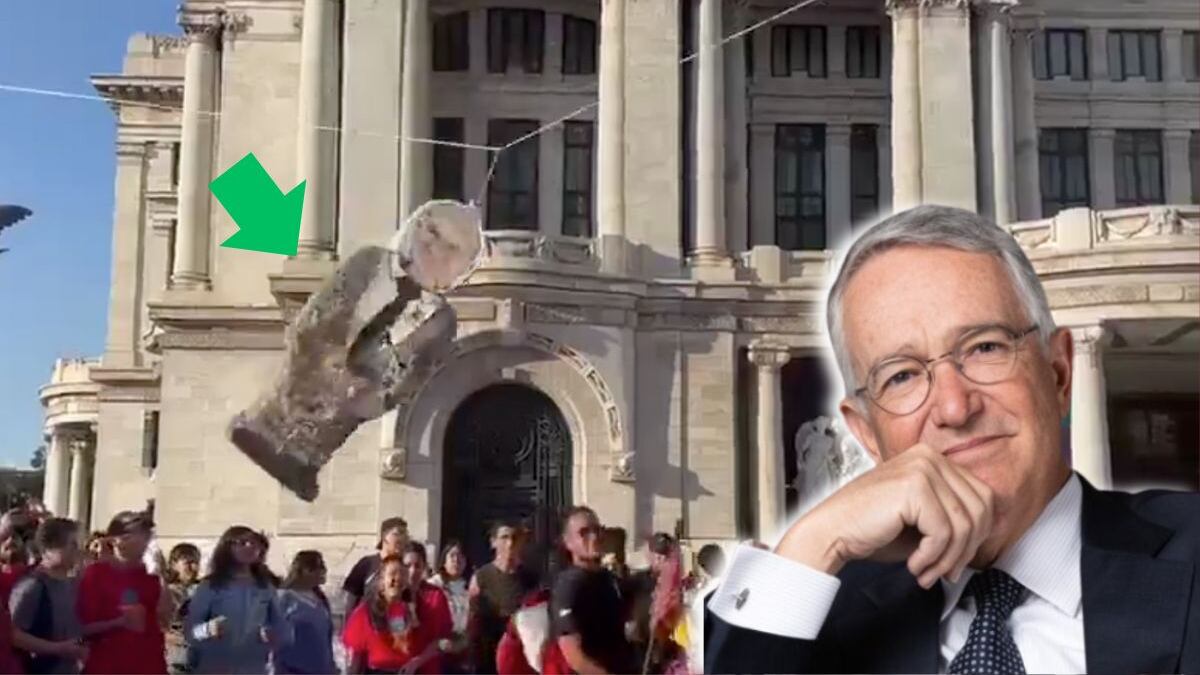 Video: Golpean piñata de Ricardo Salinas Pliego frente al Palacio de Bellas Artes ¡Lo agarraron a palos!