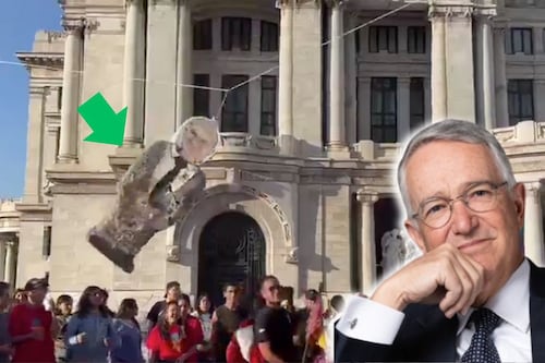 ¡Lo agarraron a palos! Golpean piñata de Ricardo Salinas Pliego frente al Palacio de Bellas Artes