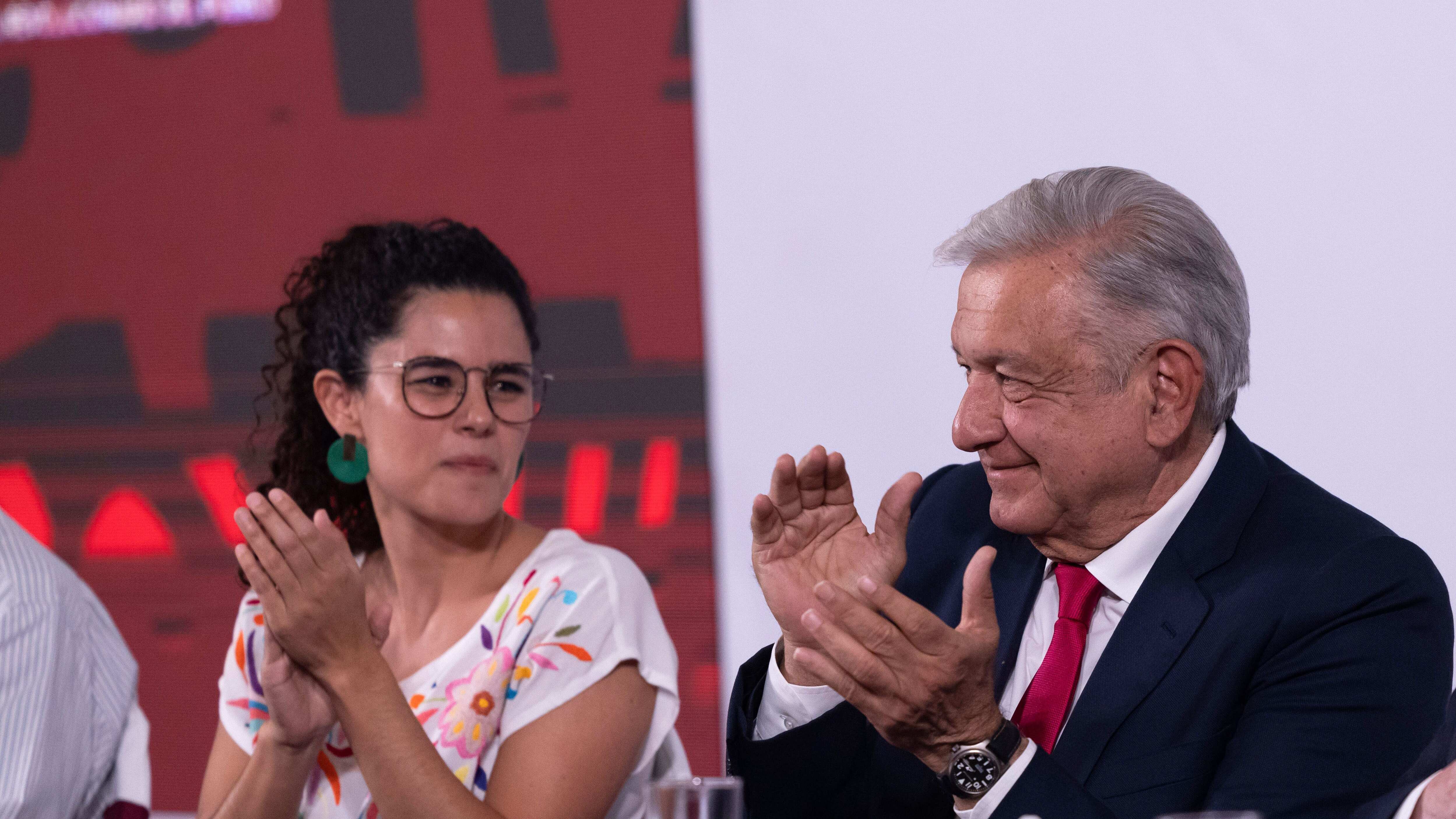 CIUDAD DE MÉXICO, 01MAYO2023.- Andrés Manuel López Obrador, Presidente Constitucional de los Estados Unidos Mexicanos, encabezó el acto protocolario en Conmemoración del 1º de Mayo “Día del Trabajo”. Lo acompañan Francisco Hernández Juárez, secretario general del Sindicato de Telefonistas de la Republica Mexicana y presidente colegiado de la Unión Nacional de Trabajadores; Isaías González Cuevas, secretario general de la Confederación Revolucionaria de Obreros y Campesinos; Luisa María Alcalde Luján, secretaria de Trabajo y Previsión Social; Carlos Humberto Aceves del Olmo, secretario general del Comité Nacional de la Confederación de Trabajadores de México; Rodolfo González Guzmán, secretario general del comité central de la Confederación Regional Obrera Mexicana; Napoleón Gómez Urrutia, secretario general del Sindicato Nacional de Trabajadores Mineros, Metalúrgicos, Siderúrgicos y Similares de la República Mexicana y Patricio Flores Sandoval, secretario de comunicación social de la Confederación de Trabajadores de México.
FOTO: PRESIDENCIA/CUARTOSCURO.COM