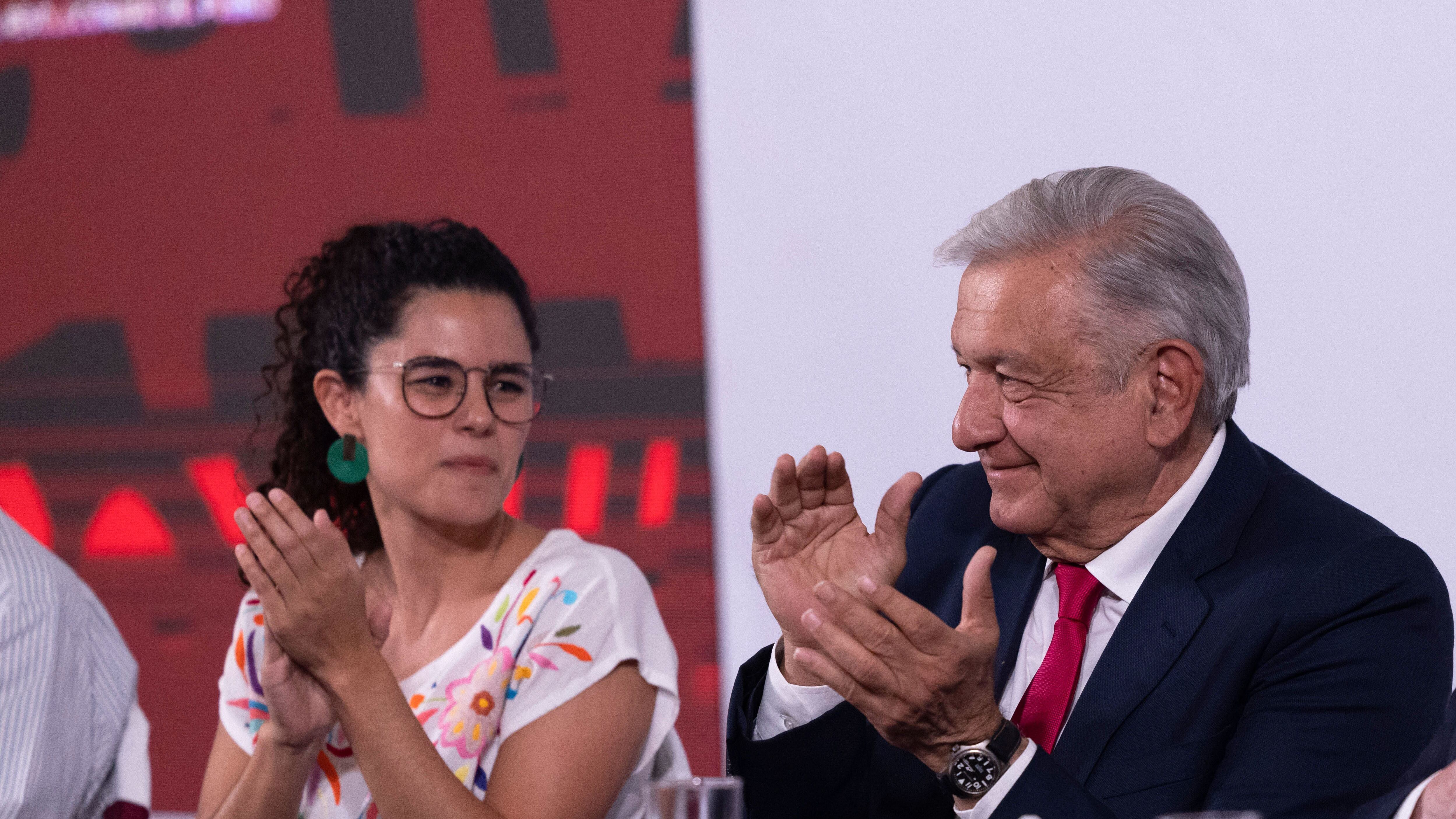 CIUDAD DE MÉXICO, 01MAYO2023.- Andrés Manuel López Obrador, Presidente Constitucional de los Estados Unidos Mexicanos, encabezó el acto protocolario en Conmemoración del 1º de Mayo “Día del Trabajo”. Lo acompañan Francisco Hernández Juárez, secretario general del Sindicato de Telefonistas de la Republica Mexicana y presidente colegiado de la Unión Nacional de Trabajadores; Isaías González Cuevas, secretario general de la Confederación Revolucionaria de Obreros y Campesinos; Luisa María Alcalde Luján, secretaria de Trabajo y Previsión Social; Carlos Humberto Aceves del Olmo, secretario general del Comité Nacional de la Confederación de Trabajadores de México; Rodolfo González Guzmán, secretario general del comité central de la Confederación Regional Obrera Mexicana; Napoleón Gómez Urrutia, secretario general del Sindicato Nacional de Trabajadores Mineros, Metalúrgicos, Siderúrgicos y Similares de la República Mexicana y Patricio Flores Sandoval, secretario de comunicación social de la Confederación de Trabajadores de México.
FOTO: PRESIDENCIA/CUARTOSCURO.COM