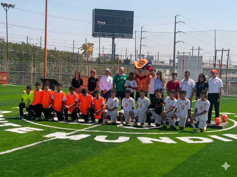 Después de la presentación de la mascota el gobernador encabezó una cascarita.