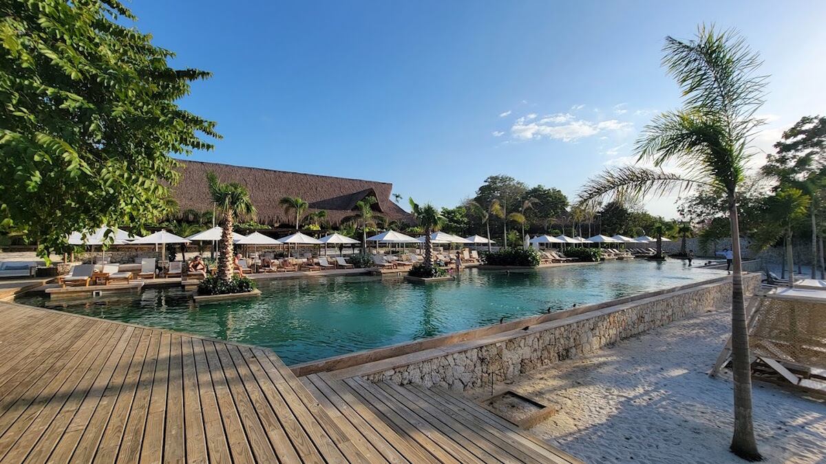 El mexicano fue hallado en una de las albercas.