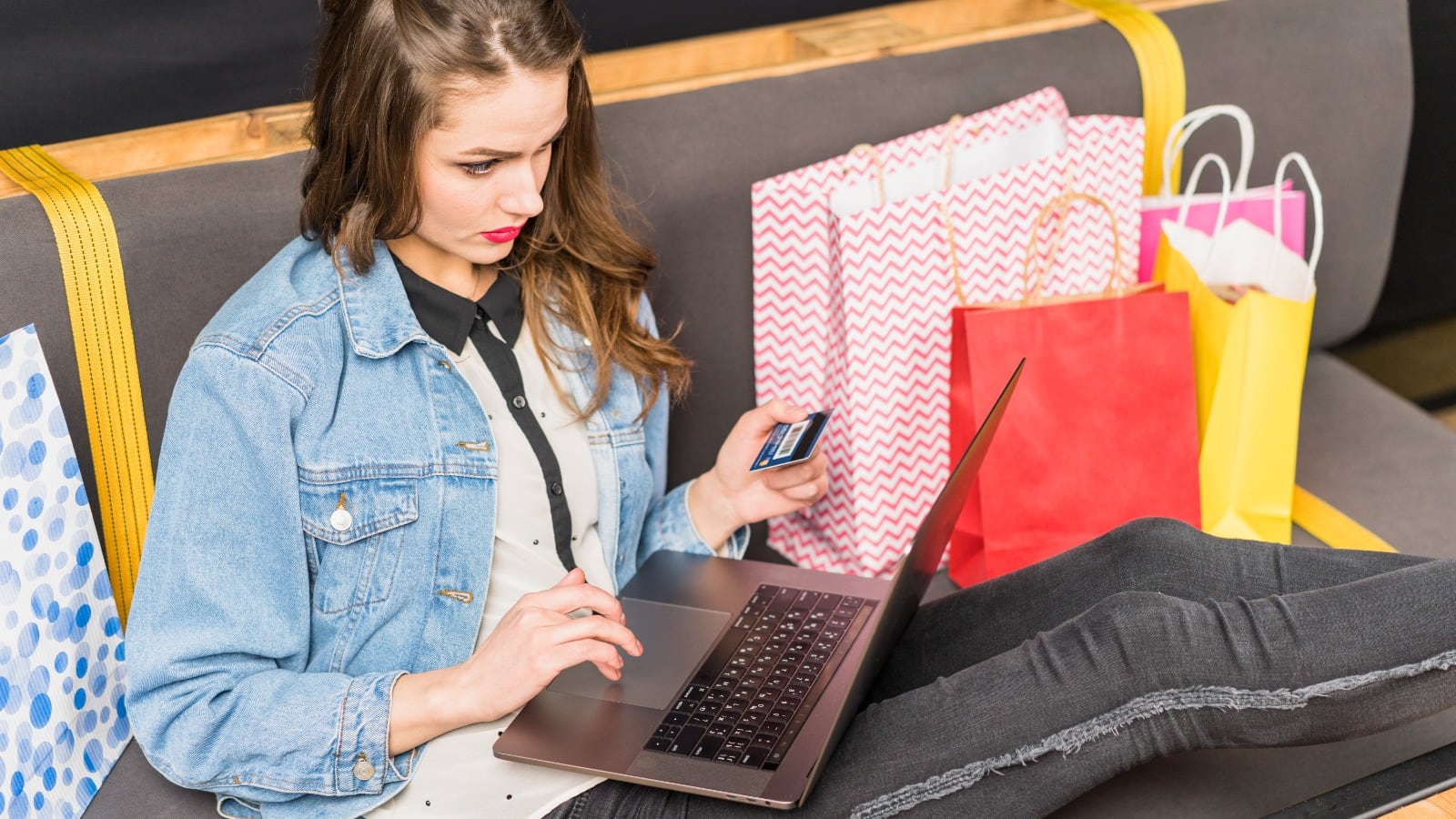 La creación de sitios web falsos de grandes compañías como Amazon o Walmart son de las trampas más comunes que usan los ciberdelincuentes.