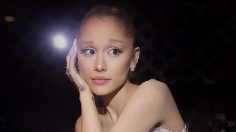 Fan recibe cárcel por abalanzarse sobre Ariana Grande