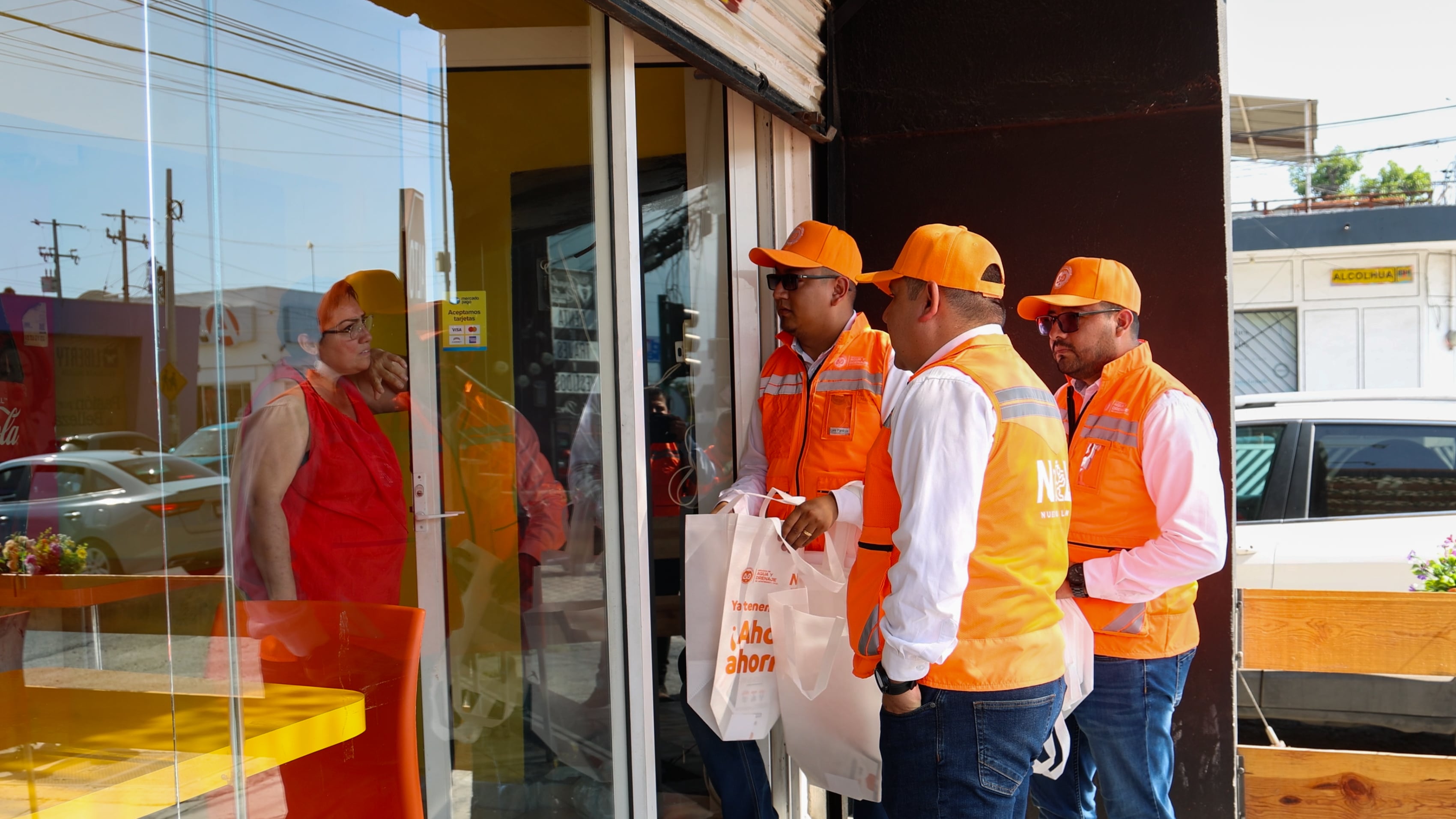 Los brigadistas obtuvieron buena respuesta de los restauranteros.