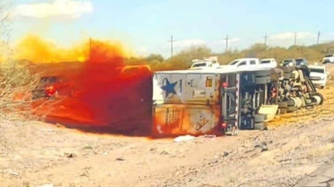 Estados Unidos vuelca camion que transportaba ácido nítrico