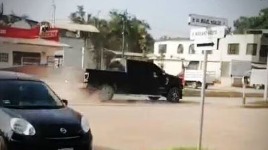 En los videos tomados por ciudadanos se observan persecuciones de vehículos, así como diversas detonaciones de armas de fuego.