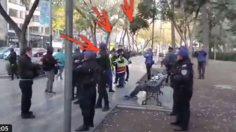 Hallan inerte a adulto mayor sentado en una banca de Bellas Artes, a plena luz del día