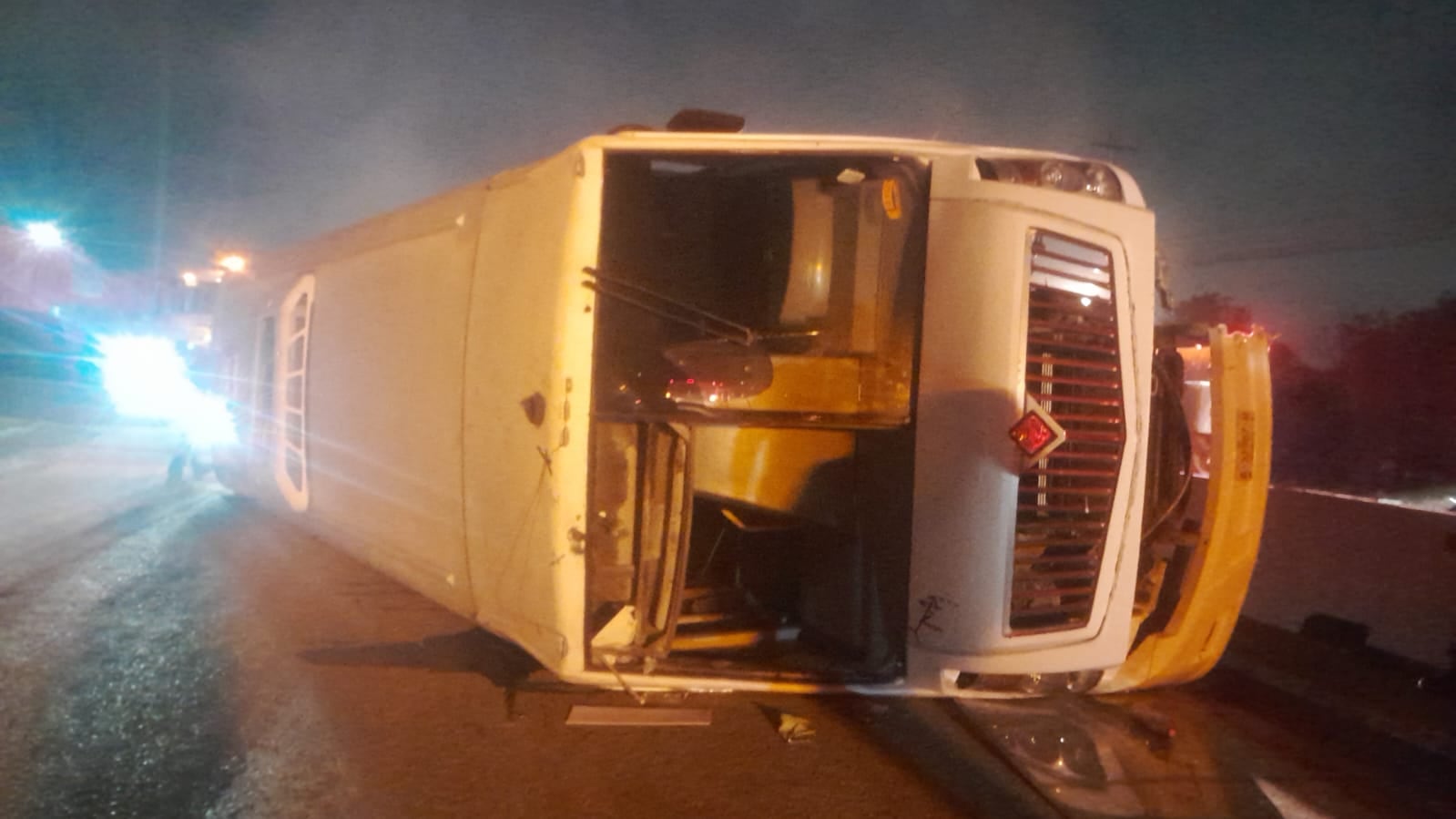 Tras el impacto el autobús volcó.