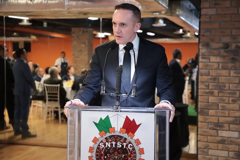 #PolíticaConfidencial Adrián Rubalcava sale a la calle, pero rodeado de escoltas