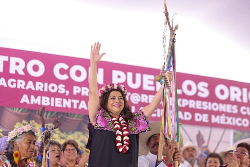 Clara Brugada recibe bastón de mando de los pueblos originarios