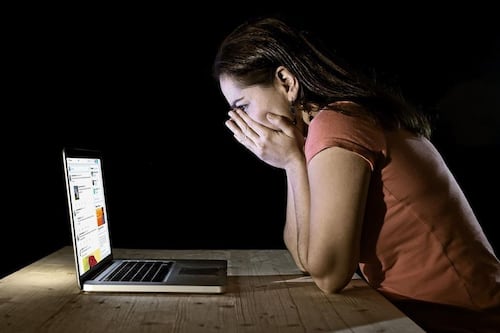 Violencia digital crece en México: una de cada cinco mujeres ha sido víctima, advierte la UNAM